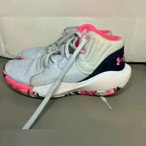 Youth girls Under Armour basketball shoes - Picture 1 of 7